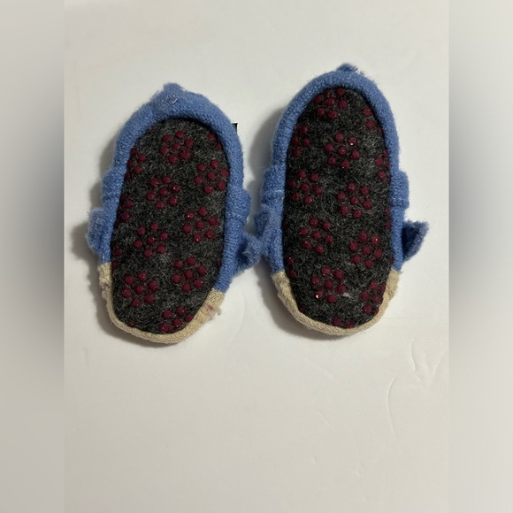 Garnet Hill Shark Baby Slippers - Picture 4 of 4